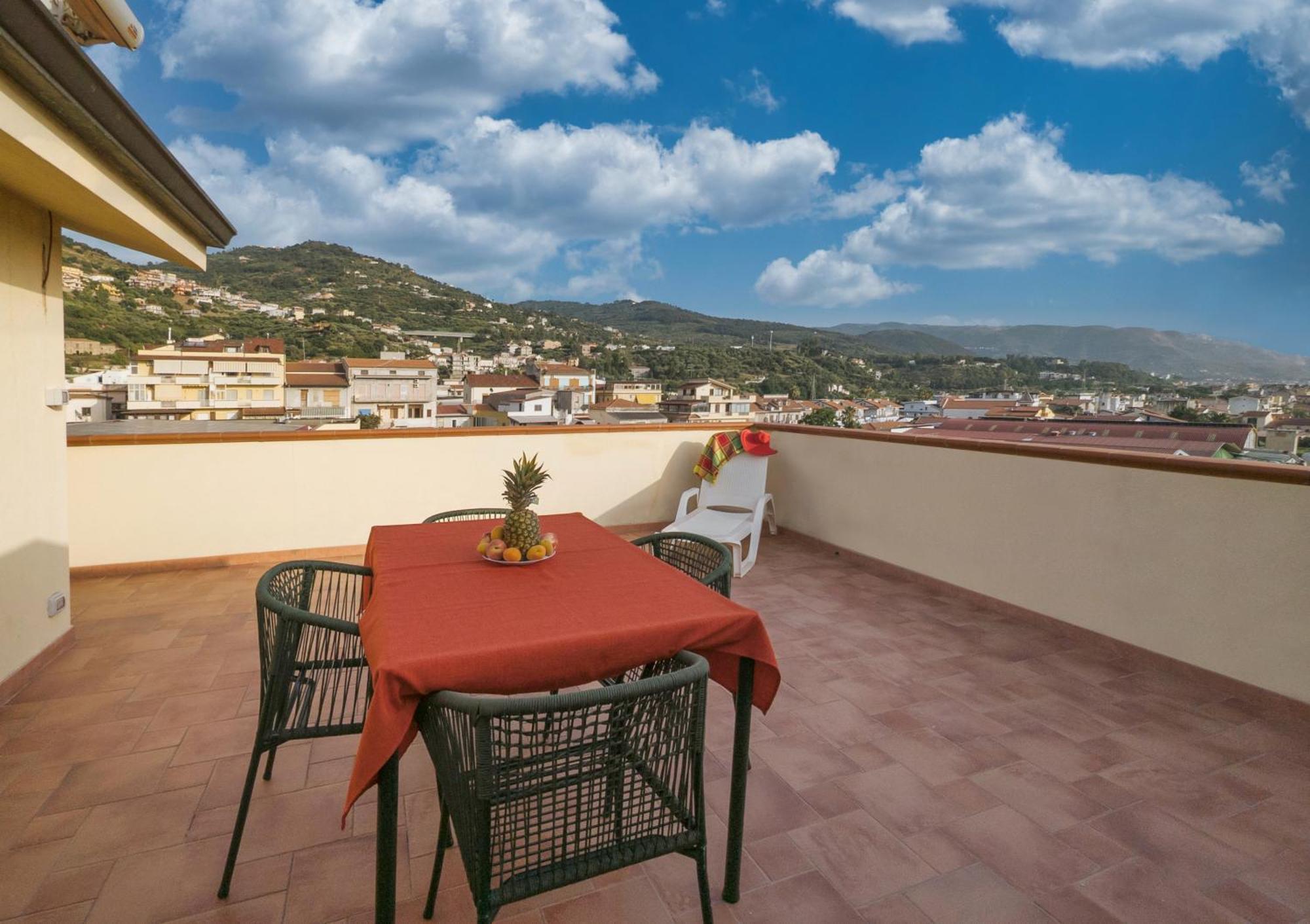 Magico Apartments - 450M Dalla Spiaggia Capo dʼOrlando Exteriör bild
