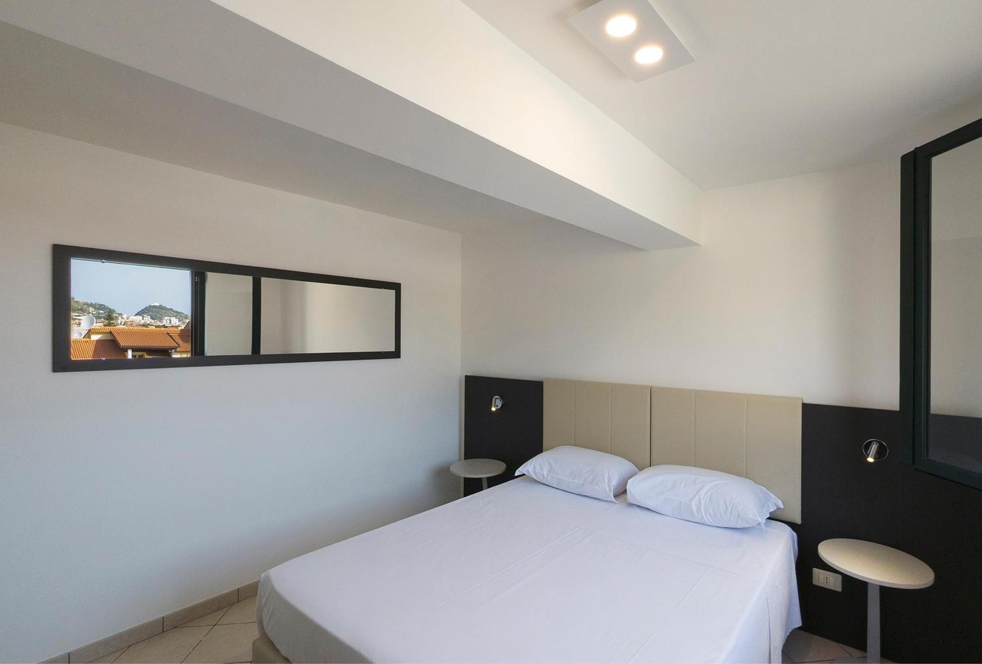 Magico Apartments - 450M Dalla Spiaggia Capo dʼOrlando Exteriör bild