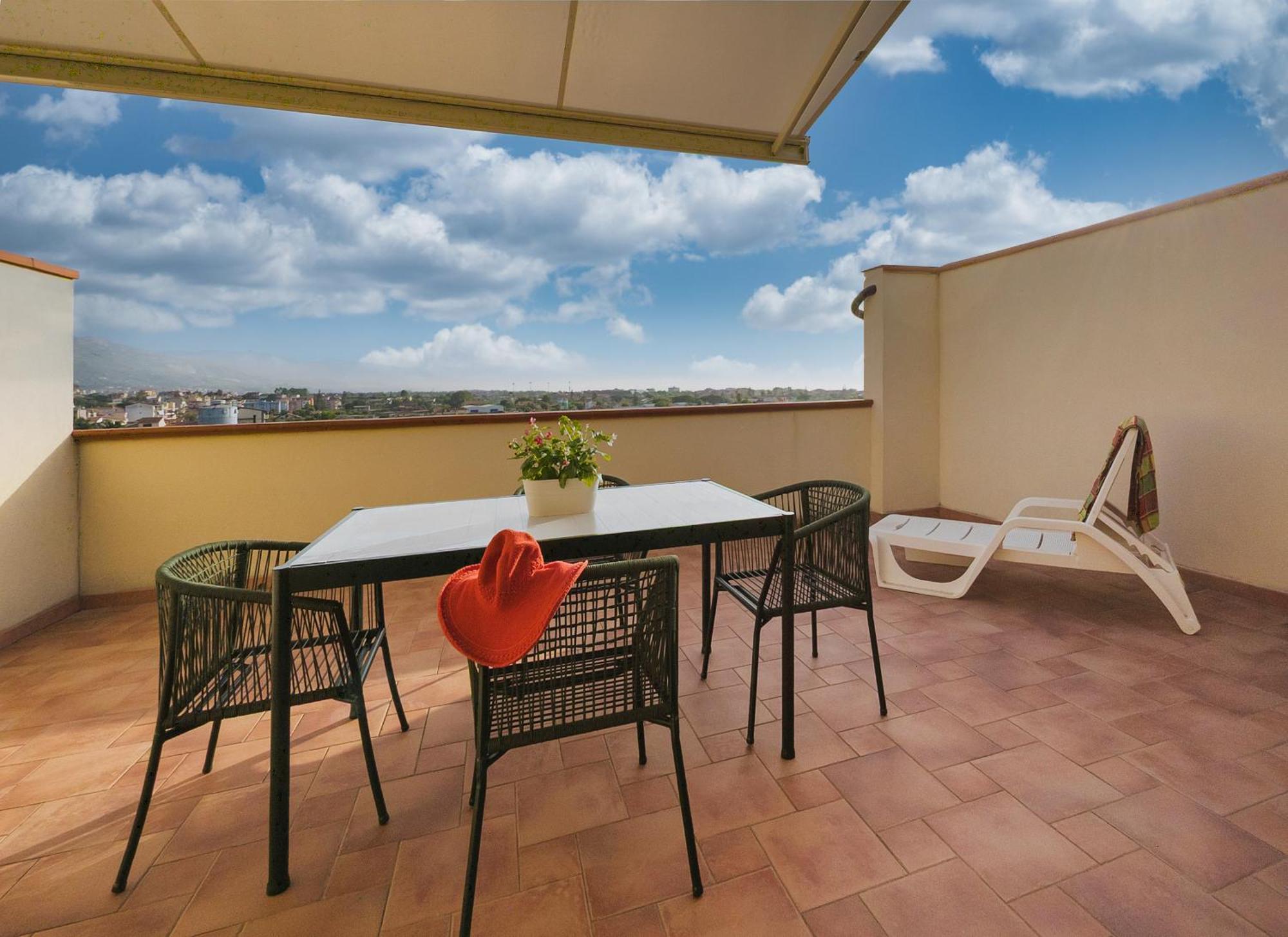 Magico Apartments - 450M Dalla Spiaggia Capo dʼOrlando Exteriör bild