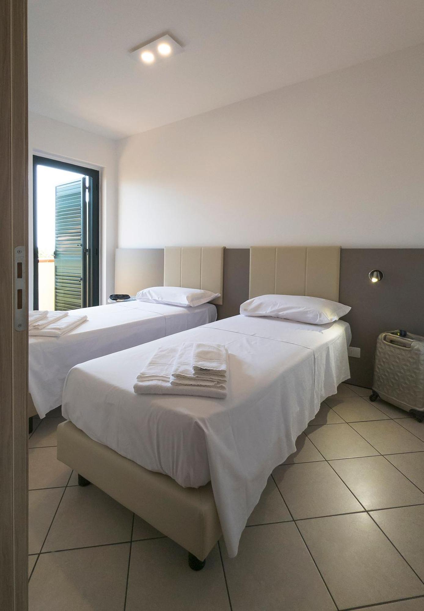 Magico Apartments - 450M Dalla Spiaggia Capo dʼOrlando Exteriör bild