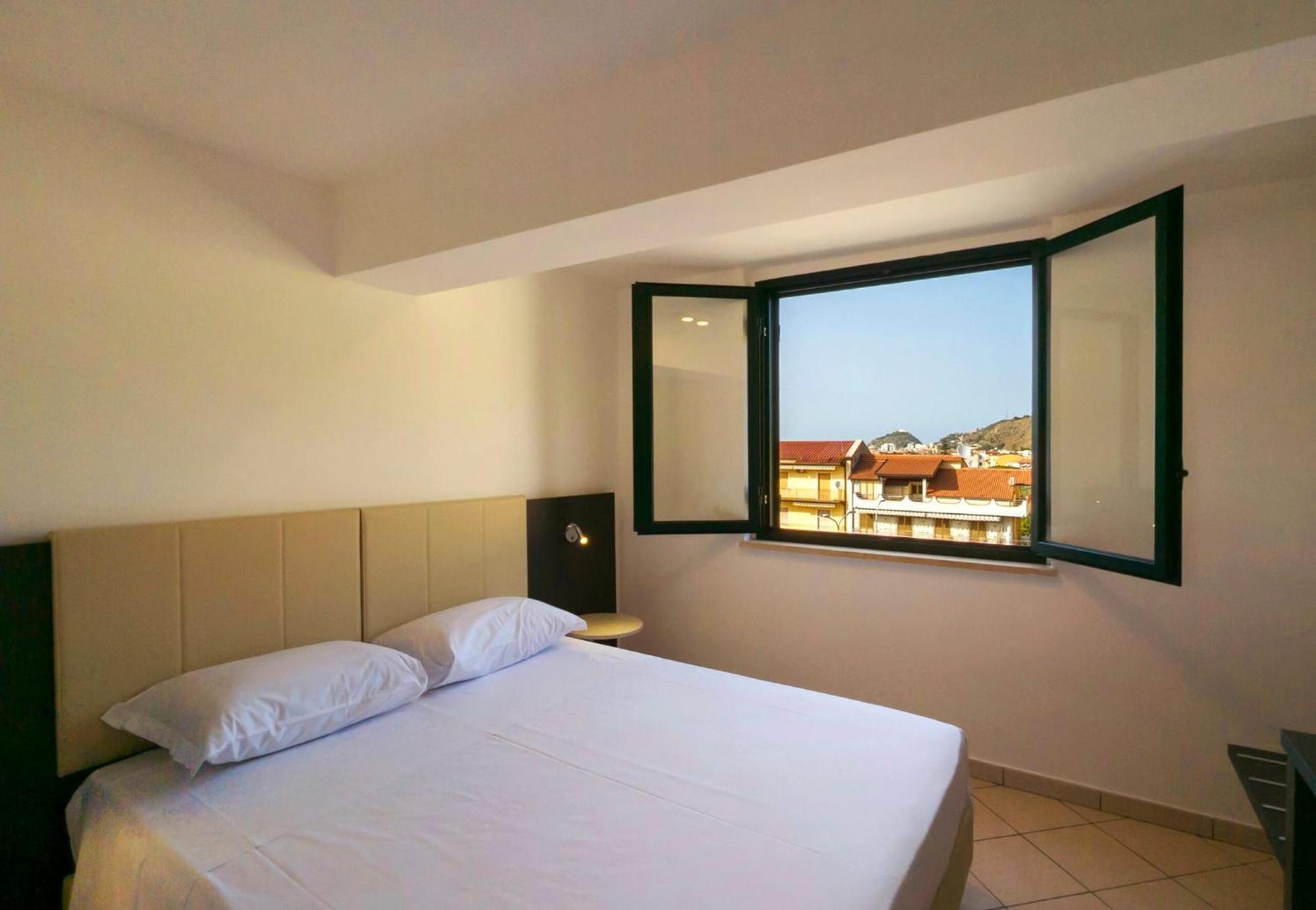 Magico Apartments - 450M Dalla Spiaggia Capo dʼOrlando Exteriör bild
