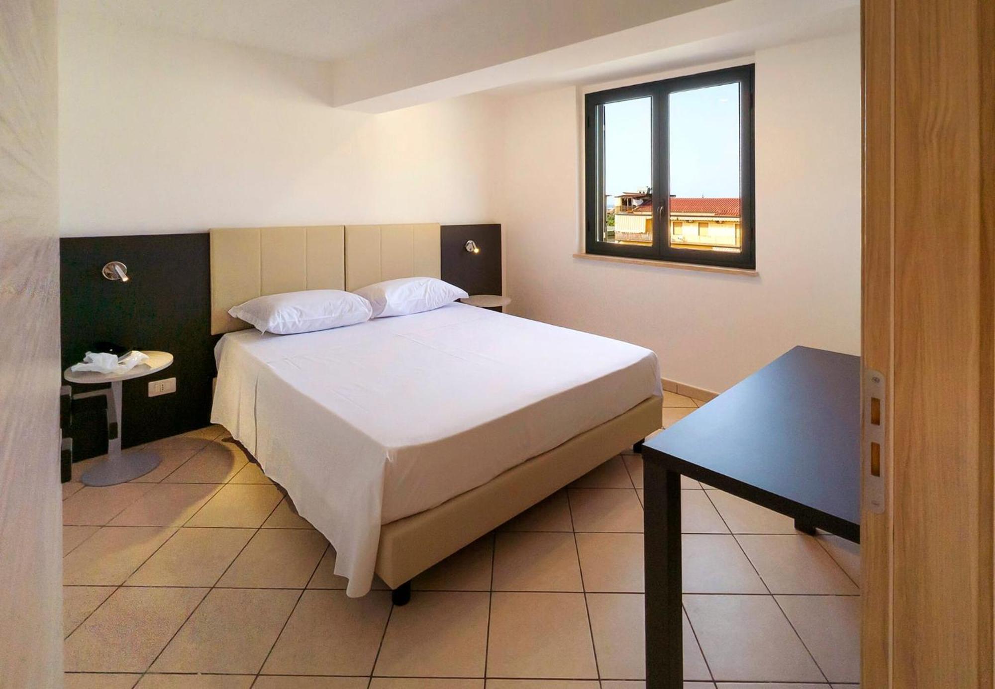 Magico Apartments - 450M Dalla Spiaggia Capo dʼOrlando Exteriör bild